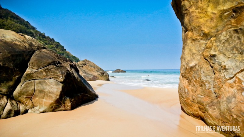 A entrada fica "escondida" no canto esquerdo da praia